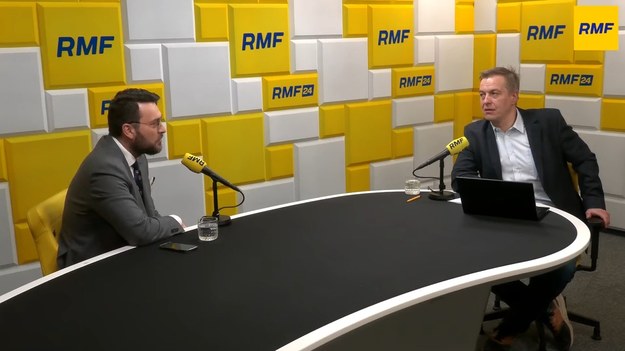 "Wielu ekonomistów i analityków zaczyna dzień od przejrzenia tego, co stało się w Stanach Zjednoczonych w nocy" – powiedział w Popołudniowej rozmowie w RMF FM główny ekonomista VeloBanku Piotr Arak. Gość Marka Tejchmana nawiązał tym m.in. do ostatnich wypowiedzi Donald Trumpa ws. Strefy Gazy. Ekonomista wskazał, że ranga USA powoduje, że to, co mówi prezydent USA, jest najważniejsze i może decydować np. o inflacji w Polsce czy decyzjach europejskiego banku centralnego.