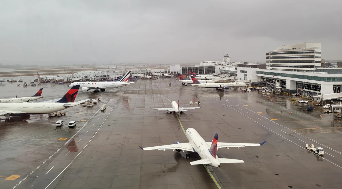 Na lotnisku Seattle-Tacoma, na zachodnim wybrzeżu USA doszło w środę do kolizji dwóch samolotów. Maszyna linii Japan Airlines zahaczyła skrzydłem o ogon samolotu linii Delta. 