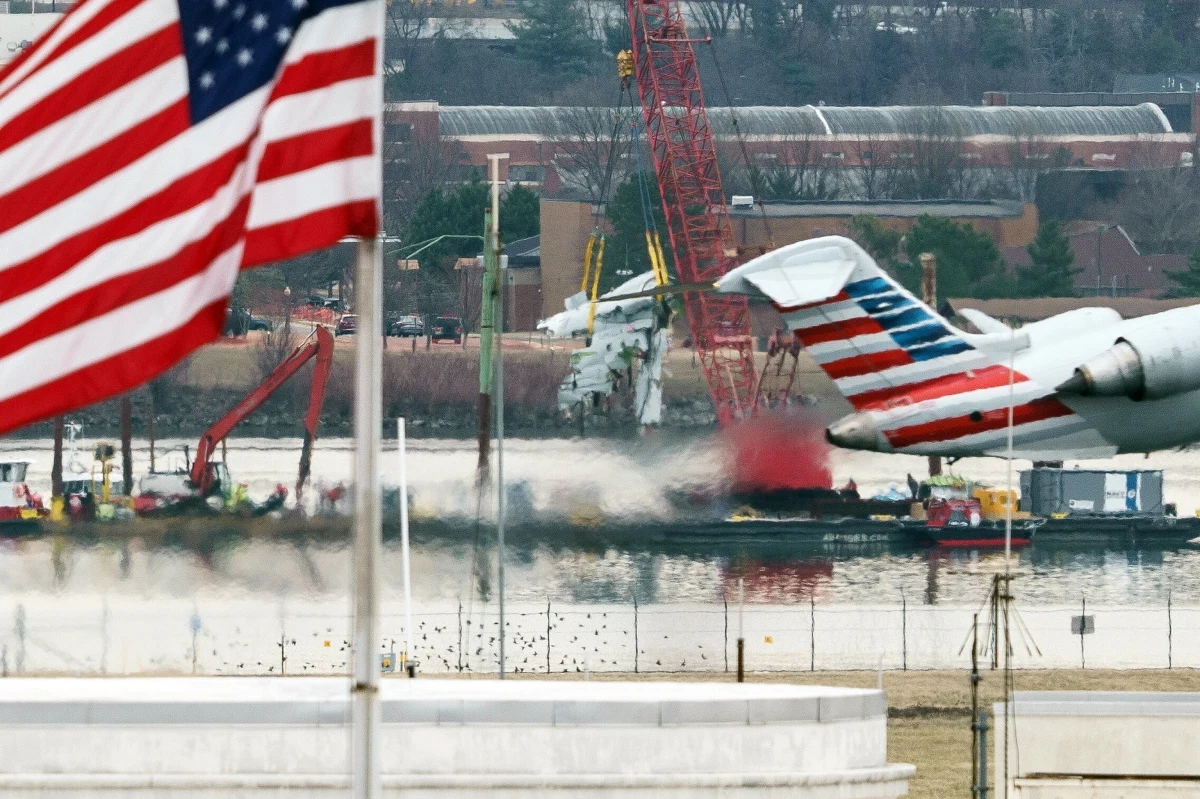 Zidentyfikowano 67 osób, które zginęły w katastrofie lotniczej w Waszyngtonie. W ubiegłym tygodniu doszło do zderzenia w powietrzu pasażerskiego samolotu American Airlines z helikopterem wojskowym nad rzeką Potomak.