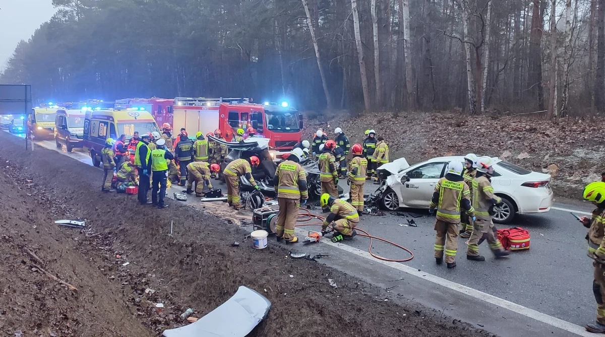 Dwa samochody osobowe zderzyły się o godz. 6:44 w miejscowości Koliszowy w Świętokrzyskiem. Trzy osoby były uwięzione w jednym z wraków, uwolnili je strażacy. Droga krajowa 74 przez kilka godzin była zablokowana w obydwu kierunkach.