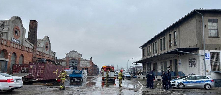 Sytuacja jest opanowana, ale zniszczenia są duże. W środę po godzinie 13 wybuchł pożar hali dawnych Zakładów Naprawczych Taboru Kolejowego na gdańskiej Przeróbce. Większość sił i środków została już odesłana do swoich jednostek macierzystych, przekazują strażacy z Gdańska. Jedna osoba trafiła do szpitala.