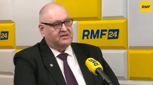 "W nagraniu Donalda Tuska brakuje tylko lamparciej skóry, żeby Tusk wyglądał na jakiegoś satrapę afrykańskiego" - powiedział w Porannej rozmowie w RMF FM Bogdan Święczkowski. W ten sposób prezes TK skomentował wczorajszą odpowiedź premiera na zarzuty opozycji o "zamach stanu".