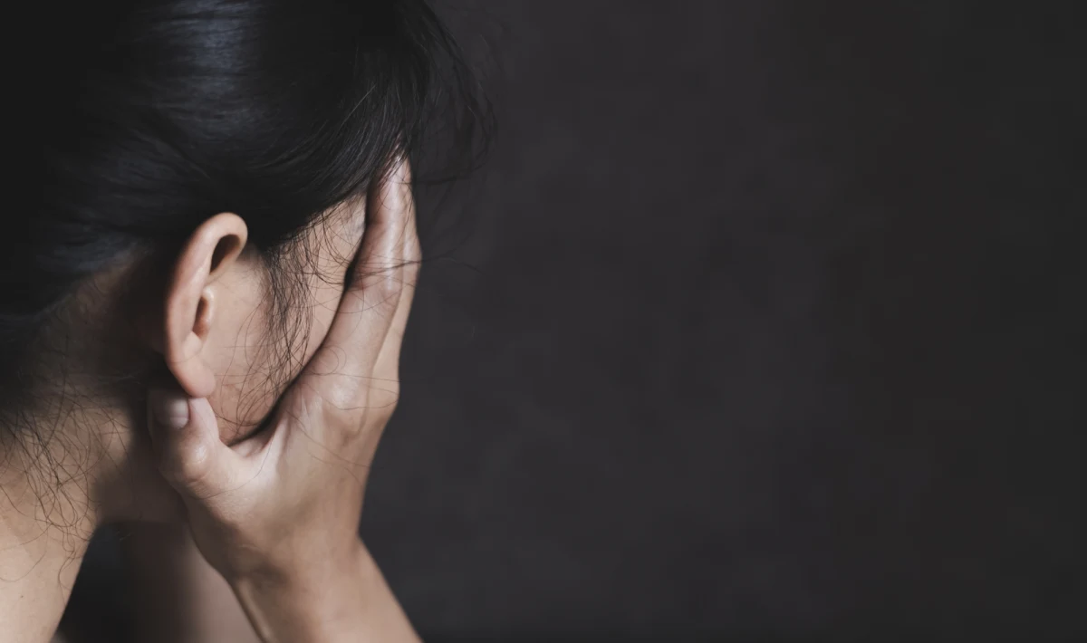 Do 3 lat pozbawienia wolności grozi 62-latkowi z Warszawy, który wielokrotnie groził członkom swojej rodziny pozbawieniem życia, oblaniem kwasem i wywiezieniem do lasu. Po decyzji sądu mężczyzna na trzy miesiące trafił za kratki.

