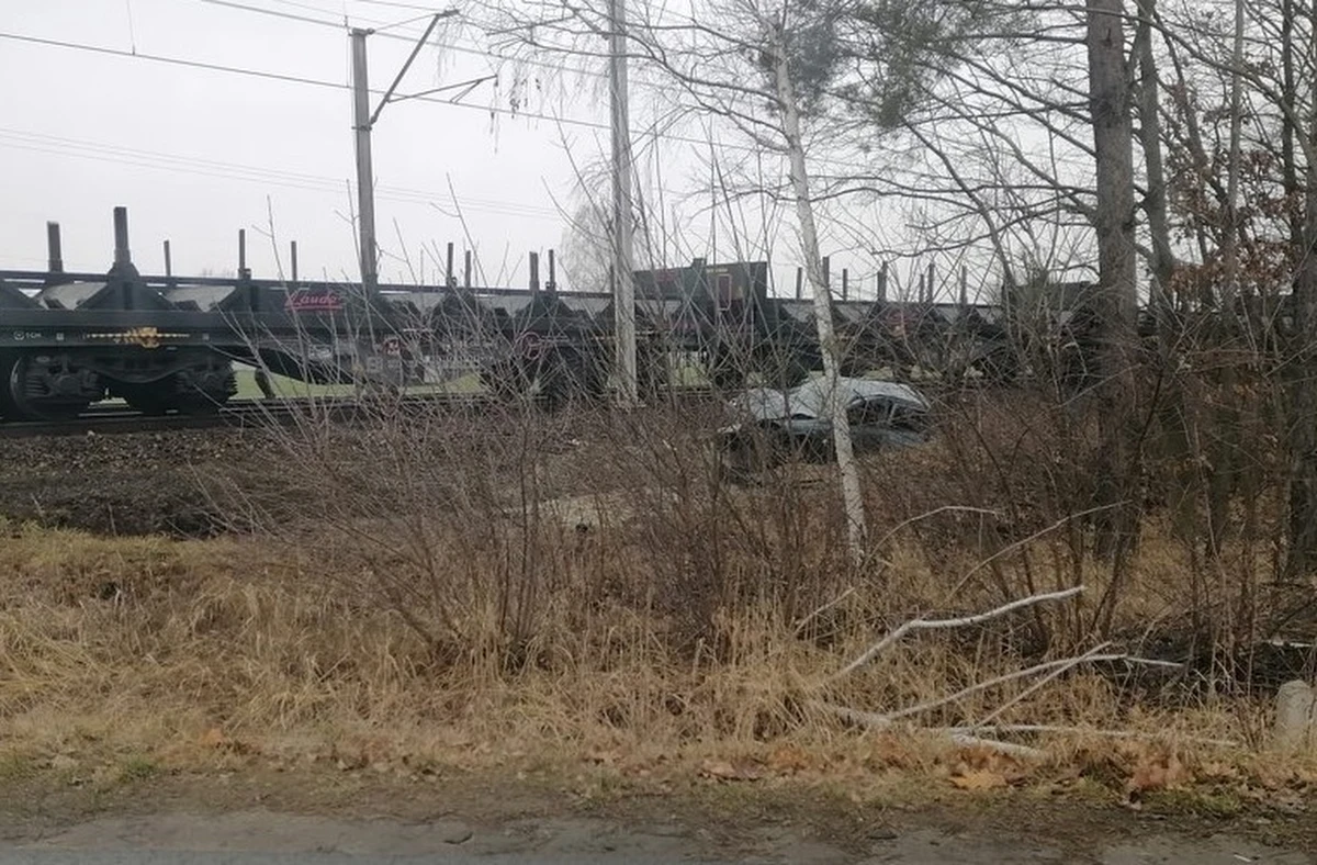 Tragiczny wypadek w Wielkopolsce. Nie żyje kierowca samochodu osobowego, który wjechał pod nadjeżdżający pociąg towarowy.