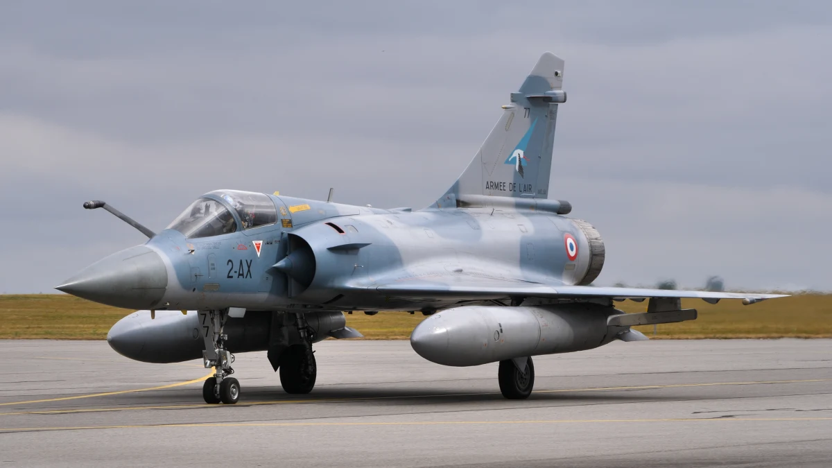 Ukraińcy mogą powiedzieć "wreszcie". Francja przekazała stawiającemu czoła rosyjskiej agresji krajowi pierwsze myśliwce Mirage 2000. Francuski minister obrony Sebastien Lecornu, który ujawnił tę informację, nie sprecyzował liczby dostarczonych Kijowowi maszyn.​