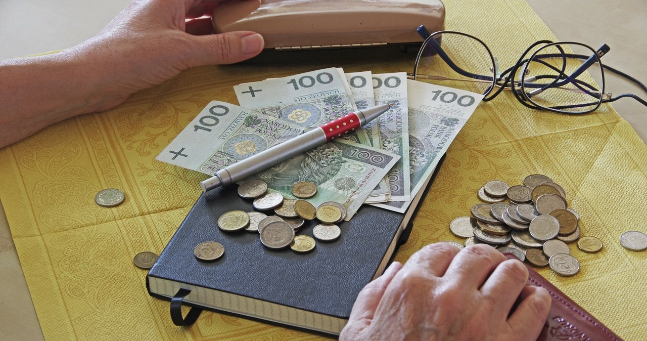 Dodatek emerytalny 1060 zł. Seniorzy już dostają pieniądze