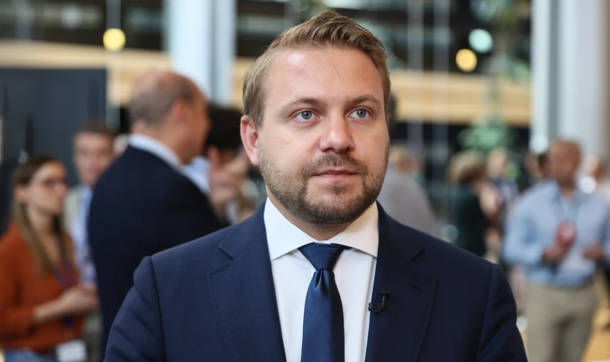 Jacek Ozdoba zakłócił posiedzenie komisji ds. prawnych w Parlamencie Europejskim, na którym Adam Bodnar prezentował priorytety polskiej prezydencji w Radzie Unii Europejskiej. Europoseł PiS krzyczał, że za zamach stanu ministrowi sprawiedliwości grozi do 10 lat pozbawienia wolności.