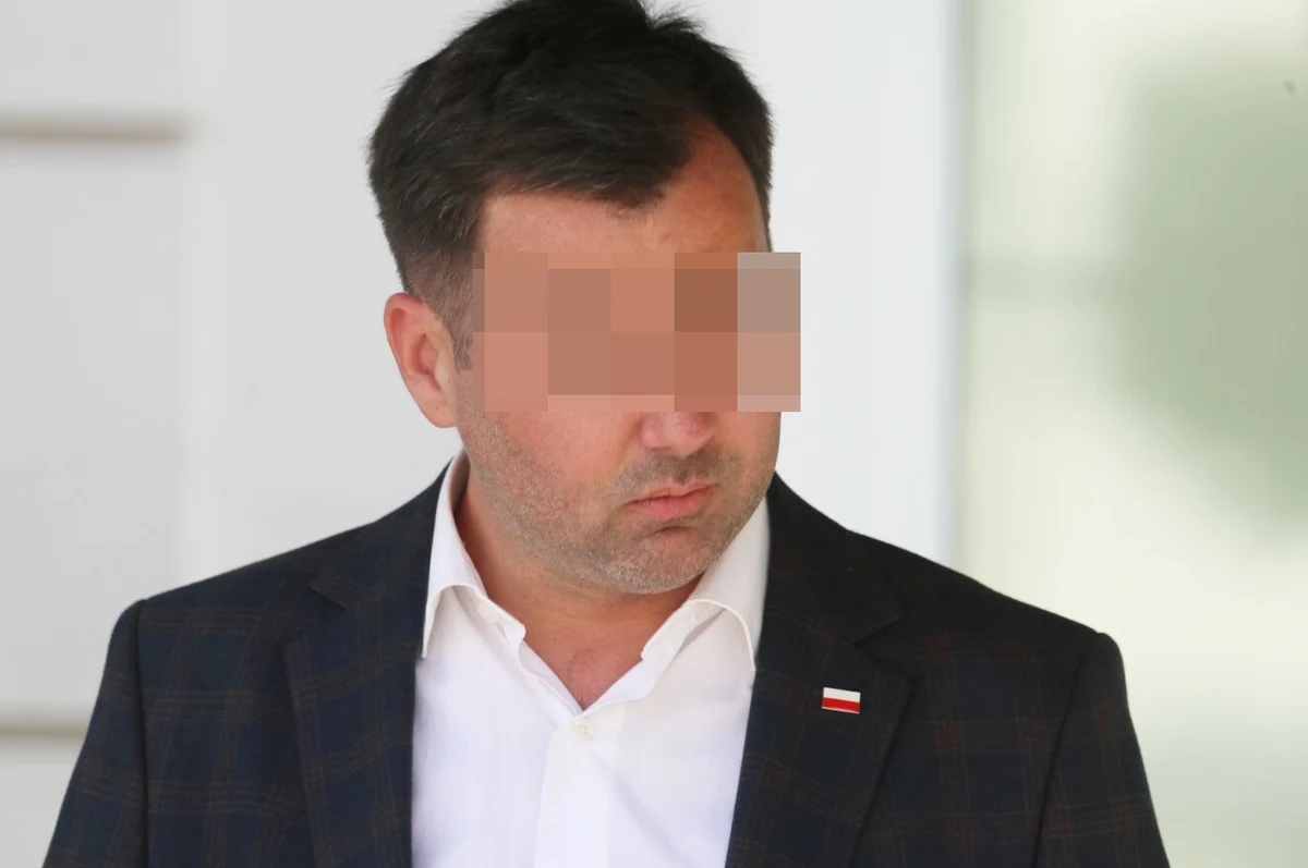 Agenci CBA zatrzymali dziś rano Błażeja S., byłego rzecznika prasowego Prezydenta RP, sekretarza stanu w Kancelarii Prezydenta RP. Zatrzymanie ma związek ze śledztwem CBA w sprawie nieprawidłowości w Collegium Humanum. Błażej S., doradca społeczny prezydenta Andrzeja Dudy, ma usłyszeć kilka zarzutów - ustalił reporter RMF FM Krzysztof Zasada.