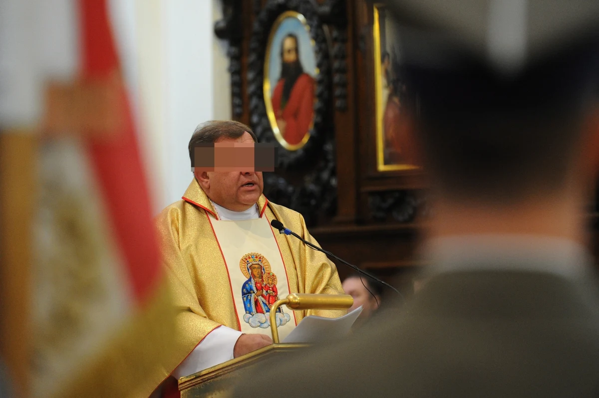 Sławomir Ż. i Ryszard W. usłyszeli zarzut płatnej protekcji - poinformował prok. Norbert Antoni Woliński, rzecznik Prokuratury Okręgowej Warszawa-Praga. Obydwaj zostali zatrzymani wczoraj przez CBA w sprawie zakupu pojazdów dla WOT. Ż. to duchowny, wysoki rangą wojskowy w stanie spoczynku. W. to działacz PiS z podwarszawskich Ząbek i dobry znajomy Antoniego Macierewicza.