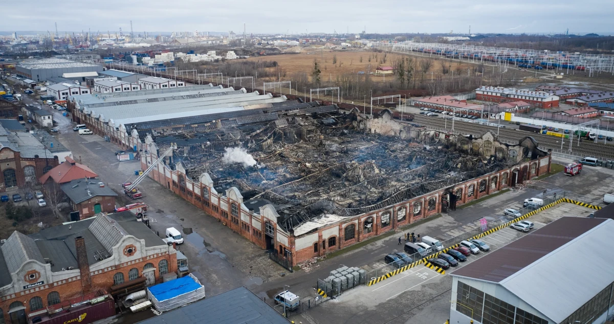 Prokuratura Okręgowa w Gdańsku wszczęła śledztwo w sprawie pożaru hali na Przeróbce. Rzecznik prokuratury Mariusz Duszyński przekazał, że straty wstępnie oszacowano na 13 mln złotych. Strażacy wciąż dogaszają budynek.