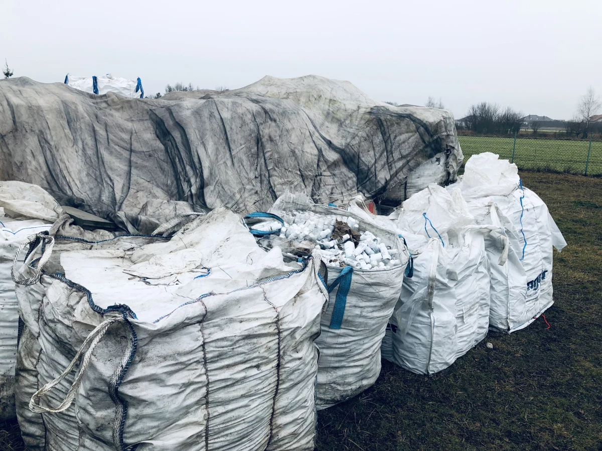 Ponad 100 wielkich worków ze środkami chemicznymi składowanych jest na prywatnej działce u zbiegu ulic Scaleniowej i Tomaszowskiej w Piotrkowie Trybunalskim (woj. łódzkie). Oszacowali, że na prywatnej posesji może być przechowywanych kilkaset ton środków chemicznych. Jak informuje reporterka RMF FM Agnieszka Wyderka, mieszkańcy są zaniepokojeni.