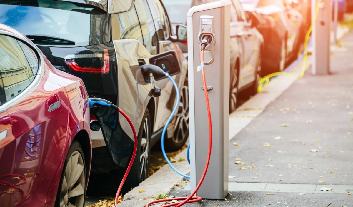 W ostatnim czasie chińskie samochody zrobiły spektakularny wjazd na europejskie drogi, zaliczając imponujący wzrost rejestracji. Jak podaje "Puls Biznesu" oraz Instytut Badań Rynku Motoryzacyjnego SAMAR, liczby te osiągnęły wartość czterocyfrową. Co stoi za tym fenomenem i czy możemy spodziewać się dalszego przyspieszenia? O tym opowiadał w internetowym Radiu RMF24 Paweł Rygas, dziennikarz motoryzacyjny Interii i autor kanału MotoPRawda na YouTube.