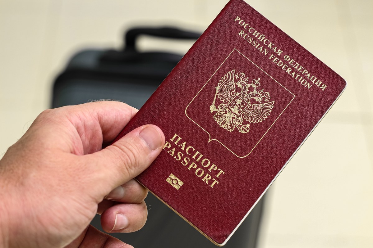 Jest konsensus służb bezpieczeństwa krajów UE, żeby ograniczyć przemieszczanie się rosyjskich dyplomatów w strefie Schengen – powiedział szef polskiej dyplomacji Radosław Sikorski. Chodzi o to, żeby skuteczniej zabezpieczać UE przed aktami sabotażu ze strony Rosji. Na razie jednak głównym przeciwnikiem jest Berlin – ustaliła korespondentka RMF FM Katarzyna Szymańska-Borginon. "Rekomendacja służb nie zawsze przekłada się na stanowiska rządów" – wyjaśnił w rozmowie z RMF FM unijny dyplomata. 