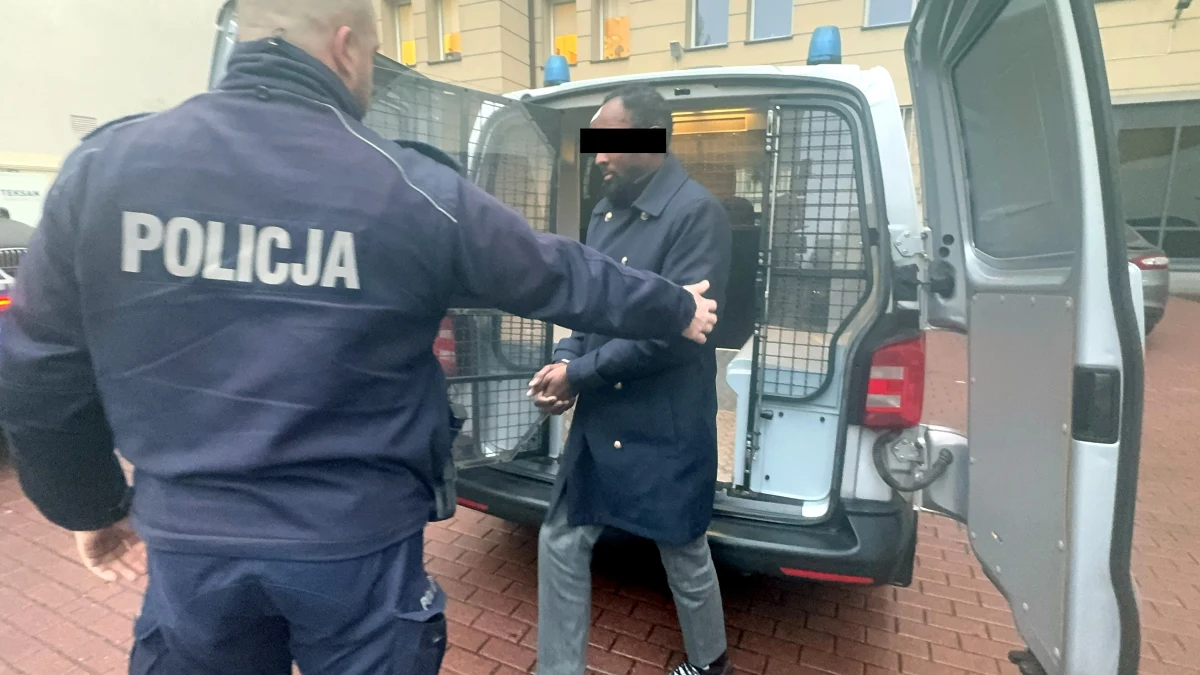 Na pół miliona złotych oszukał jubilera z Warszawy 33-letni mężczyzna, który zaoferował mu złoto najwyższej próby prosto z kongijskiej kopalni. Obywatel Demokratycznej Republiki Konga został zatrzymany przez policjantów ze Śródmieścia.