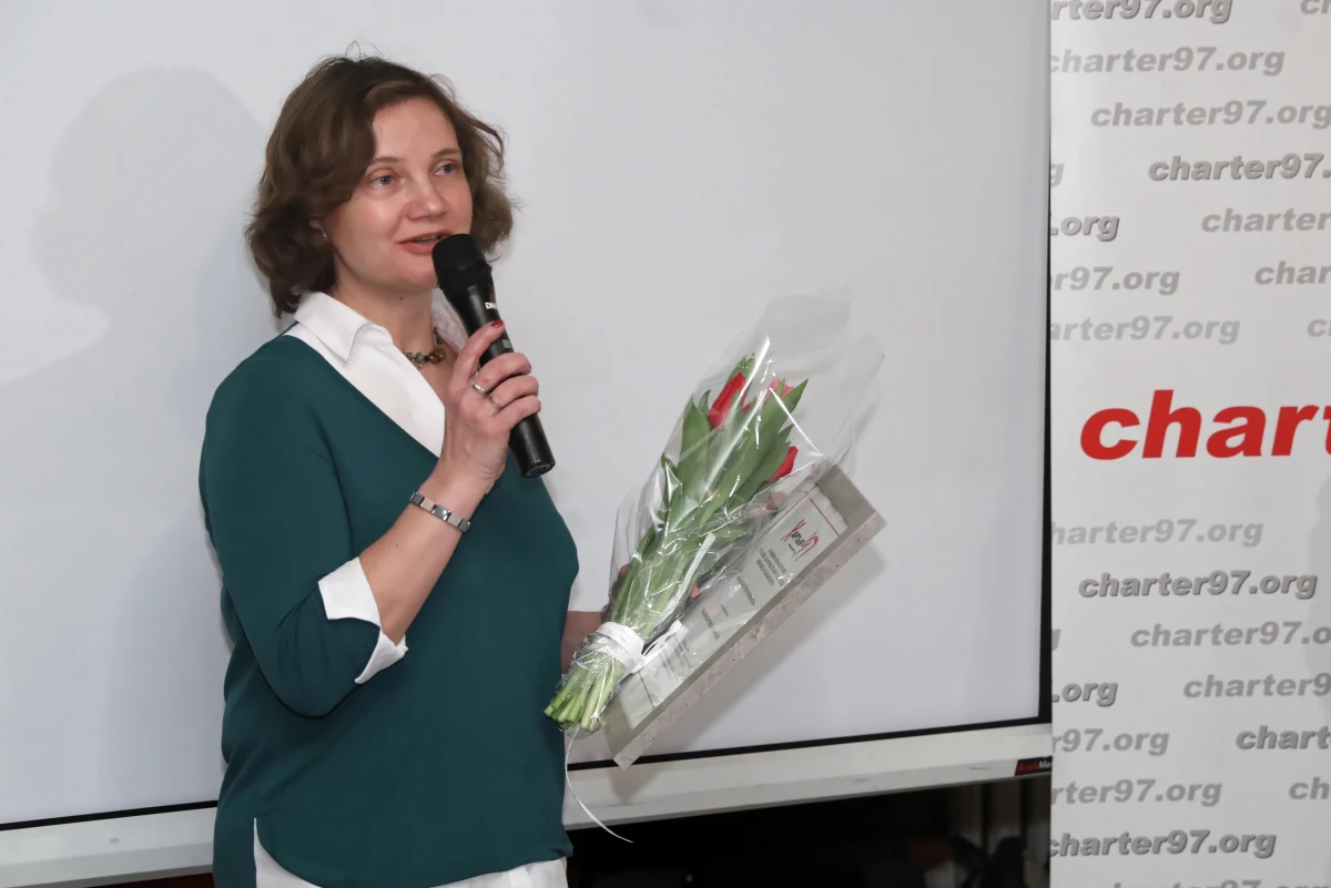 Palina Szarenda-Panasiuk była białoruska więźniarka polityczna została zwolniona kilka dni temu. W czwartek przyjechała do Wilna i po raz pierwszy od czterech lat spotkała się z rodziną. Na dworcu powitała zebranych okrzykiem "Niech żyje Białoruś".