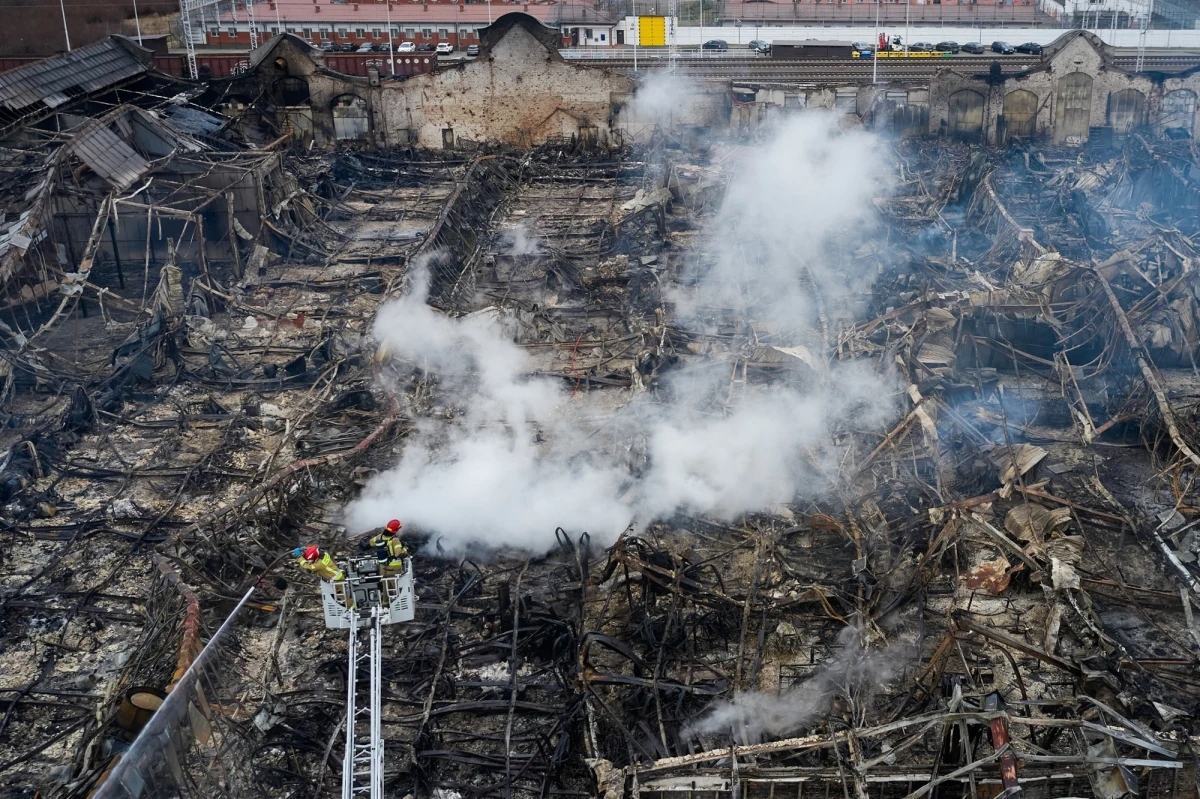 Po prawie 30 godzinach udało się ugasić pożar na Wyspie Portowej w Gdańsku. W akcji od wczoraj brało udział około 100 zastępów strażaków, którzy przekazali teren policji. Teraz wyjaśnianiem sprawy zajmie się prokuratura.