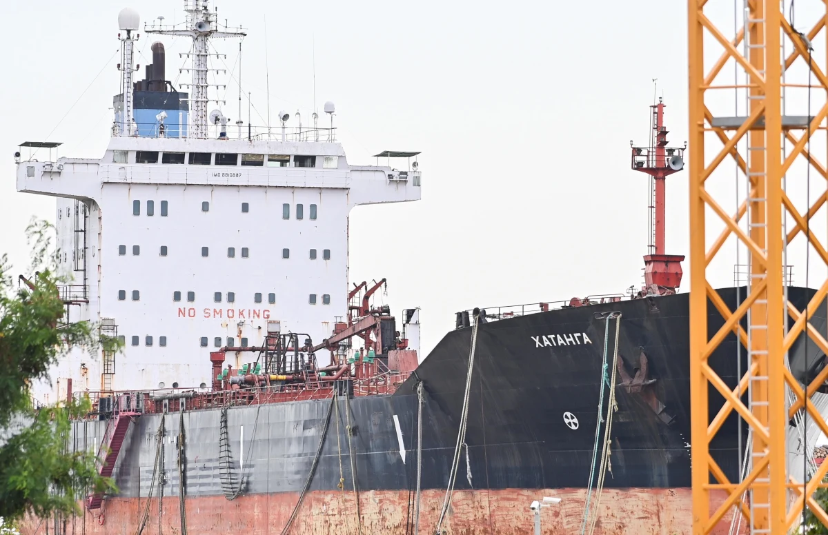 Rosyjski statek "Khatanga" zostanie usunięty z Portu Gdynia. Tankowiec stoi tam od 2017 roku i już dwukrotnie zerwał się z cum, zagrażając bezpieczeństwu innych statków. Jak zapowiedziano, władze portu będą domagać się zwrotu kosztów za cały okres cumowania jednostki.