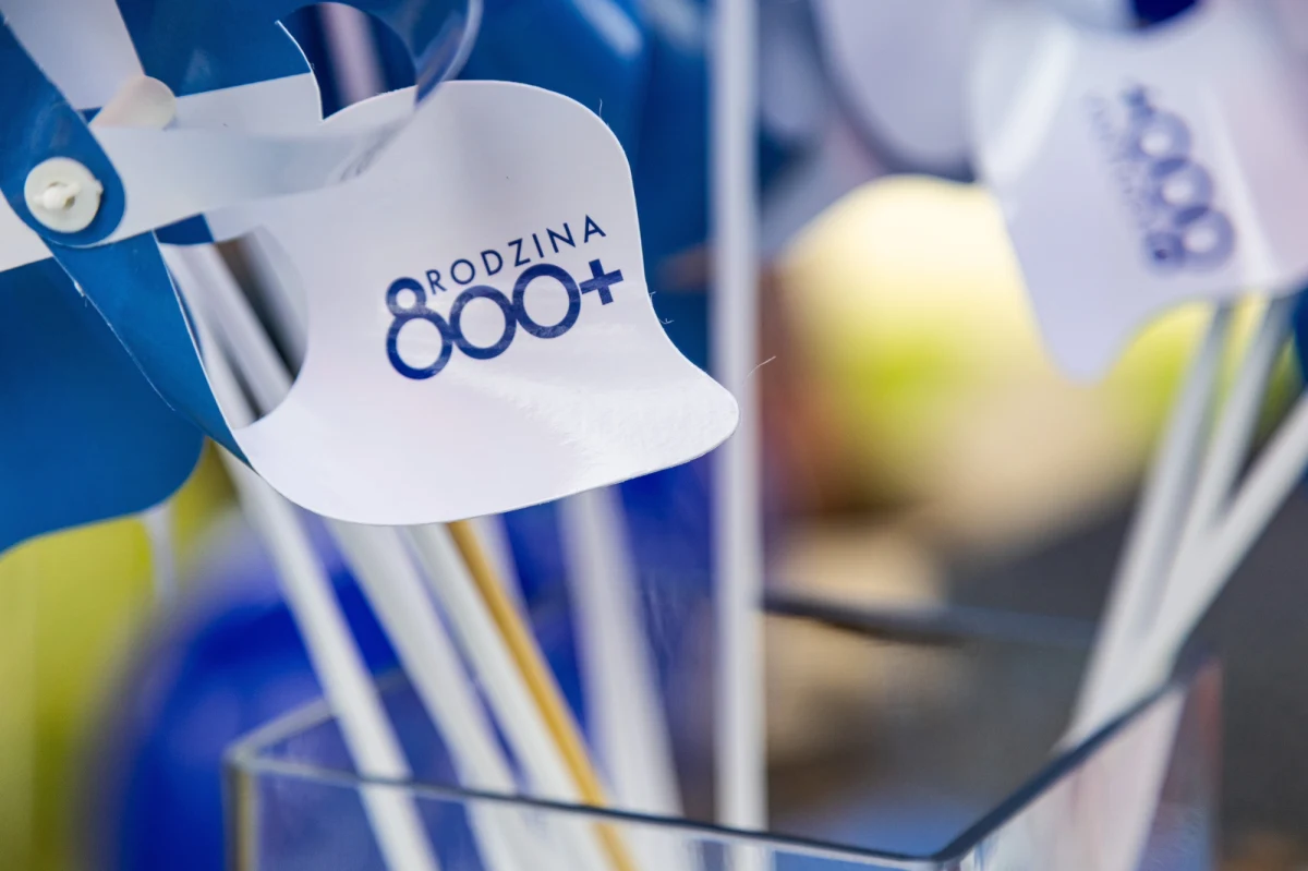 Jeszcze kilka tygodni potrwają prace nad nowelizacją ustawy o 800 plus, którą przygotowuje Ministerstwo Spraw Wewnętrznych i Administracji - dowiedział się nieoficjalnie reporter RMF FM Kacper Wróblewski. Tempo prac wydaje się być nieprzypadkowe, ponieważ sprawa zmian w świadczeniu dla Ukraińców i innych migrantów wywołała spory w koalicji.