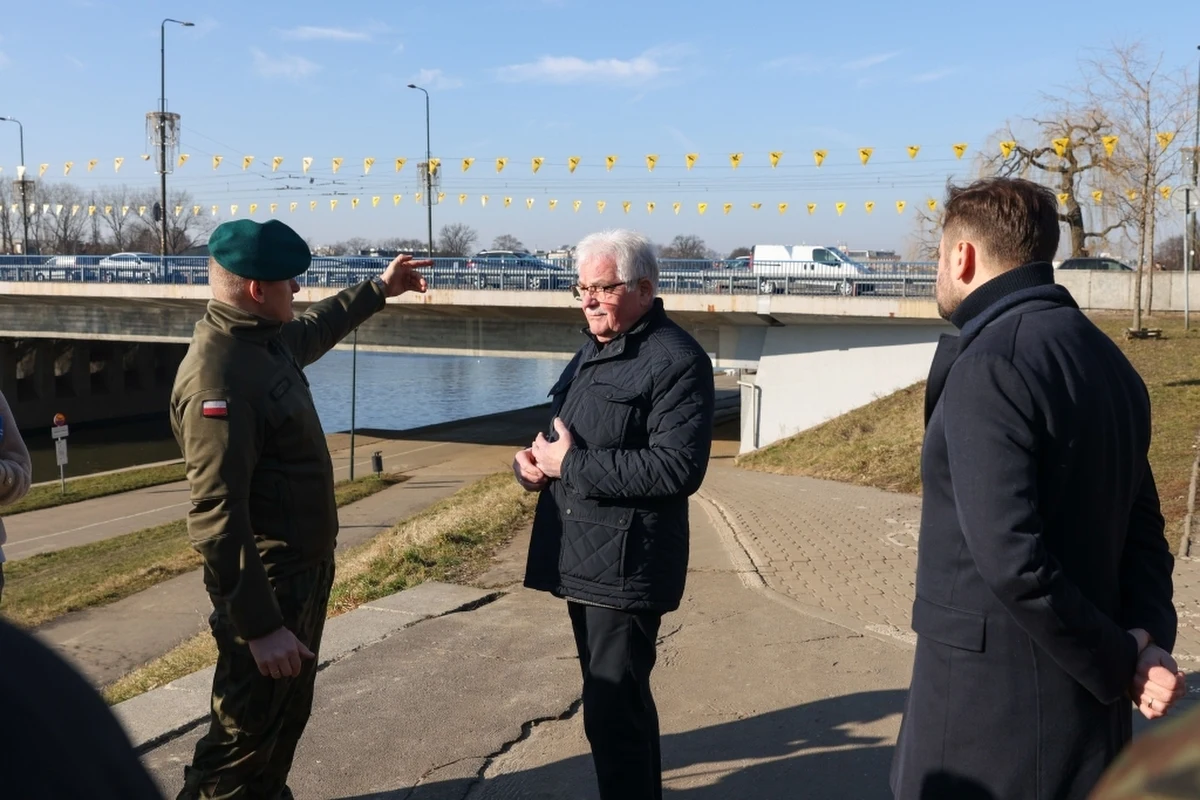 Specjaliści z wojsk inżynieryjnych oceniali możliwość budowy tymczasowej przeprawy przez Wisłę w Krakowie na czas remontu mostu Grunwaldzkiego. 
 