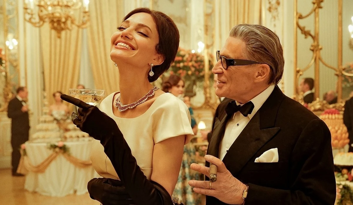 Od piątku "Marię Callas" można oglądać w polskich kinach. To opowieść o burzliwych losach legendarnej śpiewaczki operowej w ostatnich dniach jej życia w Paryżu w 1977 roku, dwanaście lat po jej ostatnim występie operowym. Artystka rozlicza się z życiem. W roli głównej zobaczymy niezwykłą Angeliną Jolie. W filmie głos aktorki został ​z​miksowany z głosem Callas.