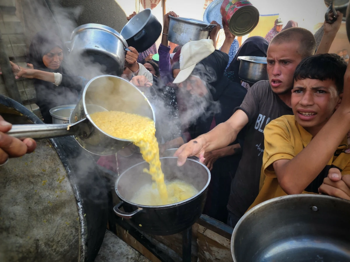 Decyzja o wstrzymaniu przez USA zagranicznej pomocy może mieć katastrofalne konsekwencje dla całego świata. Międzynarodowe organizacje monitorujące sytuację humanitarną biją na alarm. Podobnie niezależne media, które informują, że zakręcenie kurka z pieniędzmi spowoduje dominację rosyjskiej propagandy.