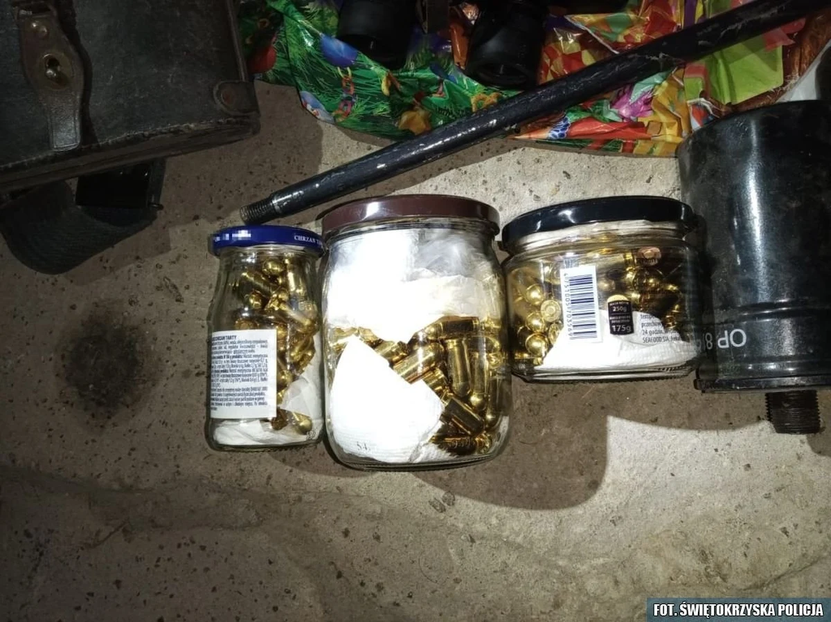 Broń myśliwską i amunicję oraz klatki, które mogły służyć do kłusowania, zabezpieczyli policjanci na posesji 41-latka z gminy Masłów w woj. świętokrzyskim. Mężczyzna usłyszał zarzut nielegalnego posiadania broni i amunicji.