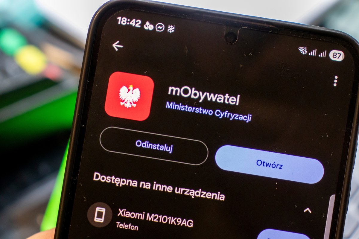 16-latka kupiła wino i trzy piwa posługując się sfałszowanym mObywatelem. Nastolatka wprowadziła w błąd ekspedientkę, pokazując w telefonie przerobioną grafikę dokumentu tożsamości z datą urodzenia świadczącą, że ma 20 lat - poinformowała policja w Bytowie w Pomorskiem. "Każdą aplikację da się podrobić" - ostrzegał w Radiu RMF24 Piotr Konieczny z portalu Niebezpiecznik.
