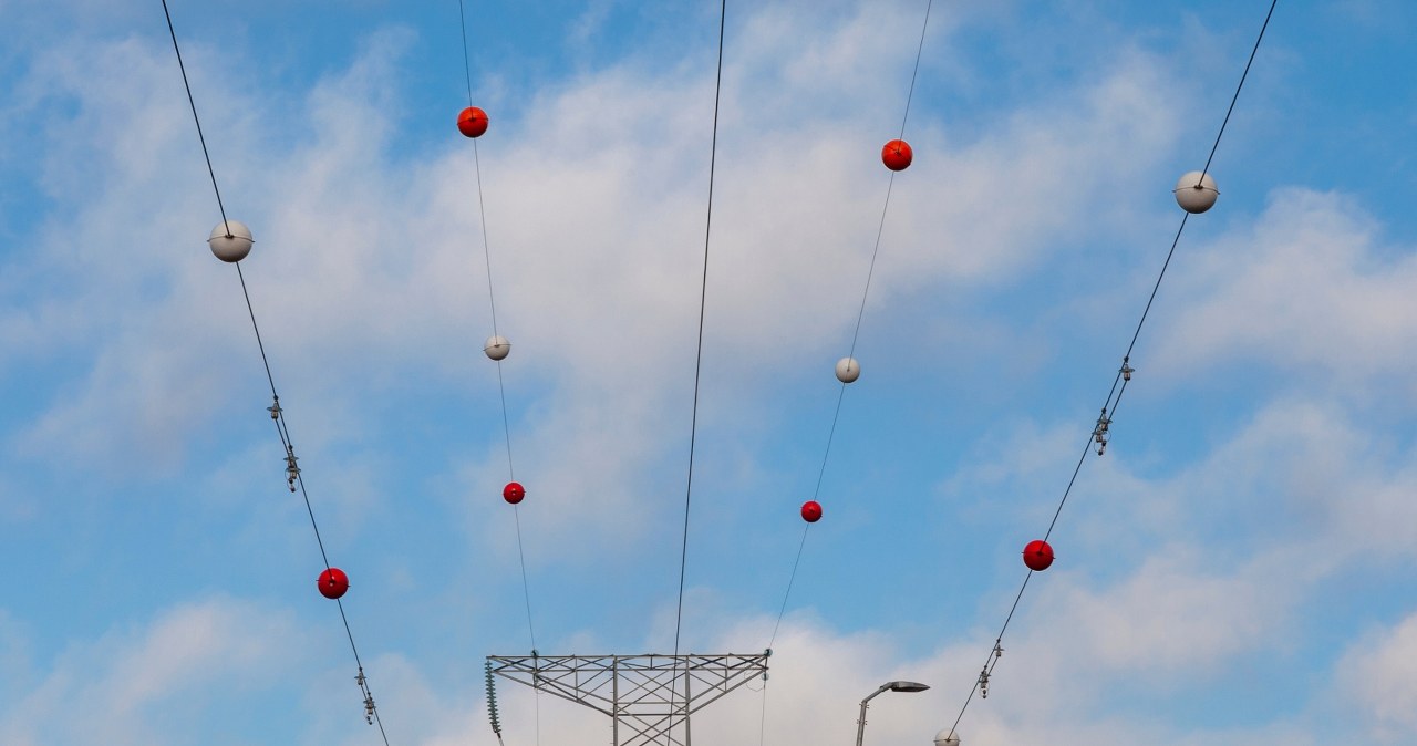 Wysokie napięcie i czerwone kule na przewodach. Do czego służą?