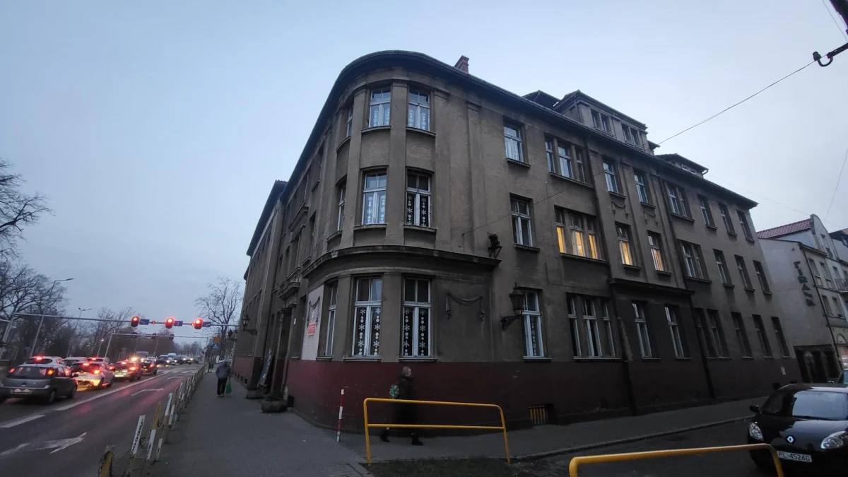 Protest rodziców w sprawie likwidacji Szkoły Podstawowej numer 1 w wielkopolskim Lesznie. Powodem zapowiedzianej reorganizacji jest niż demograficzny - podkreślają władze miasta i przedstawiają plan zagospodarowania szkolnych budynków.