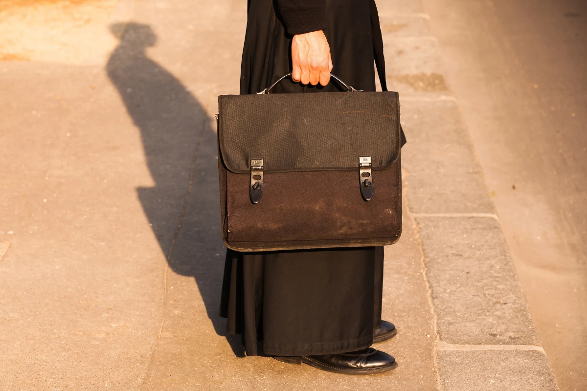 W piątek rozpoczął się w Rzeszowie proces Dominika R., byłego wikarego z parafii w pow. jasielskim (woj. podkarpackie). 34-letni mężczyzna odpowiada za molestowanie nieletnich i utrwalanie ich nagich wizerunków. Duchowny m.in. nakłaniał chłopców, pod pretekstem zważenia ich i zmierzenia muskulatury, do rozebrania się do naga, po czym robił im telefonem zdjęcia. W innym przypadku szukał na nagim ciele pokrzywdzonego kleszczy, które tamten mógł przynieść ze spaceru. Sąd wyłączył w części jawność procesu. Ksiądz został na rozprawę dowieziony z aresztu.