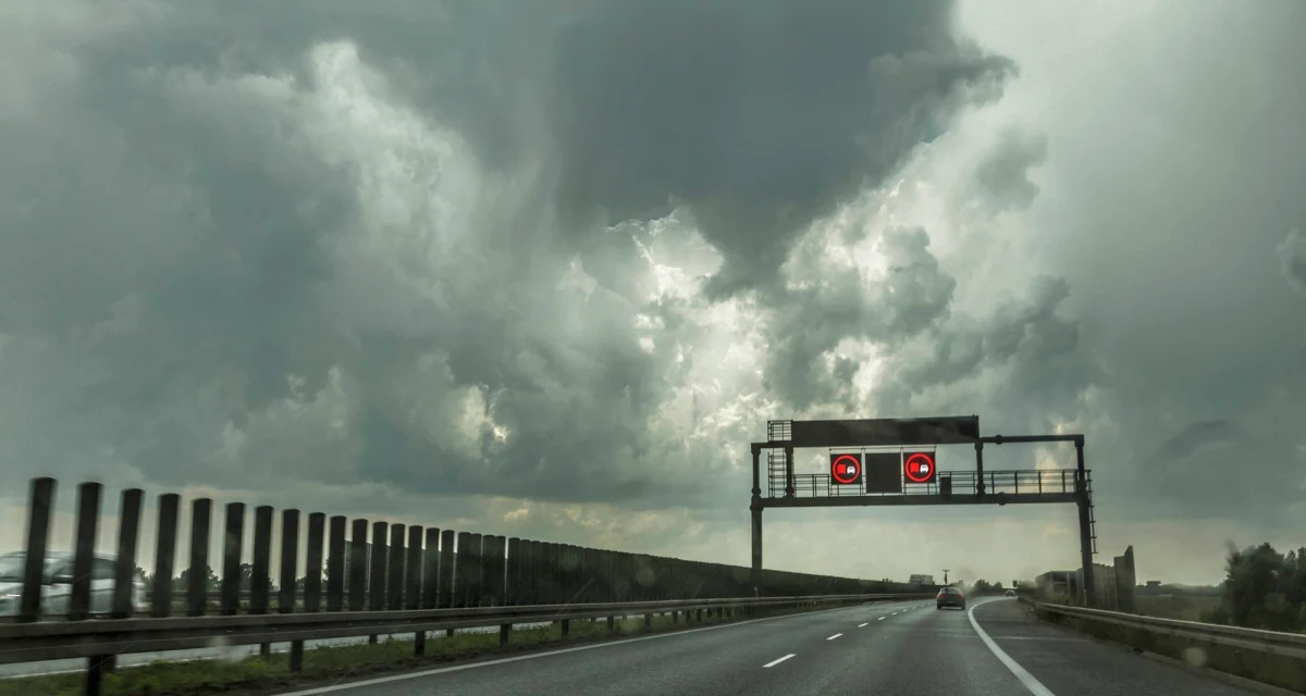 66-latek szedł boso wzdłuż ruchliwej drogi ekspresowej S8 na Dolnym Śląsku. Był zdezorientowany. Policjanci z wrocławskiej drogówki, dzięki opasce na nadgarstku mężczyzny, ustali jego dane i placówkę medyczną, z której się oddalił.