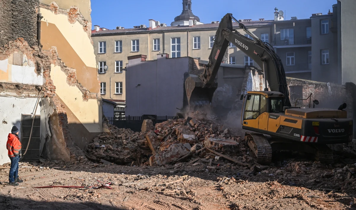 Wiadomo już, co było przyczyną katastrofy budowlanej przy ul. Bernardyńskiej w Lublinie. Z ekspertyzy otrzymanej przez Powiatowy Inspektorat Nadzoru Budowlanego wynika, że do zawalenia się ściany budynku doszło w wyniku podmycia fundamentów przez wodę pochodzącą z awarii wodociągowej.