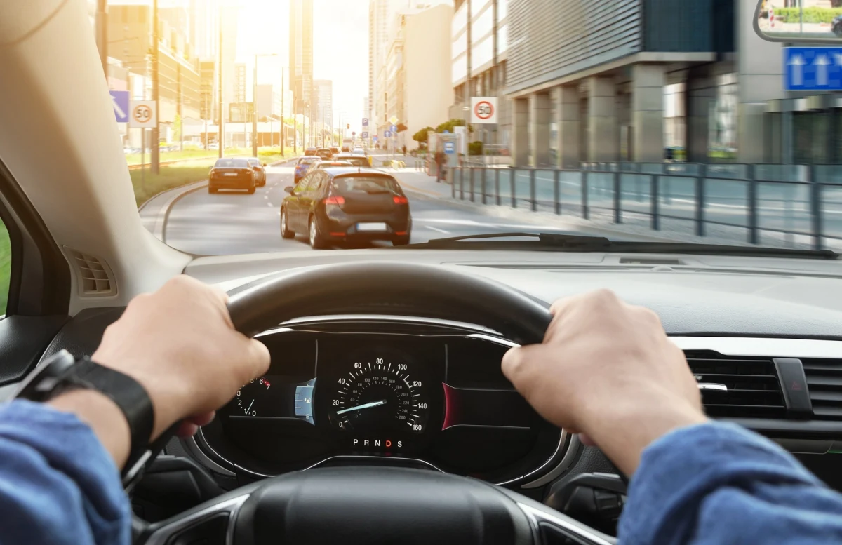 Dożywotni zakaz prowadzenia pojazdów za jazdę bez uprawnień i wprowadzenie definicji nielegalnego wyścigu ulicznego oraz wyższe kary dla tzw. zabójców drogowych - to zmiany wynikające z nowego projektu opracowanego przez Ministerstwo Spraw Wewnętrznych i Administracji, Ministerstwo Sprawiedliwości, a także resort infrastruktury. 