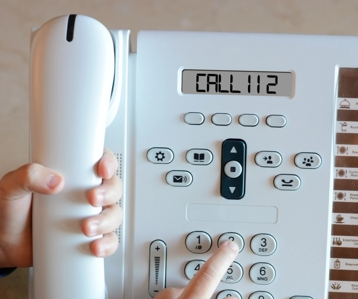 Siedmiolatek ze Szczytna (woj. warmińsko-mazurskie) wezwał pogotowie, bo martwił się o zdrowie mamy. Gdy ratownicy przyjechali na miejsce okazało się, że 38-latka i jej 44-letni partner są pod wpływem alkoholu i opiekują się dwójką dzieci.