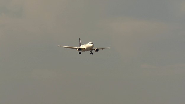 Ostatnio furorę w sieci zrobił filmik, na którym piorun uderza w samolot czekający na przyjęcie pasażerów na lotnisku w brazylijskim Sao Paulo. Okazuje się, że według statystyk w każdy samolot piorun trafia średnio raz w roku. Czy poszycie samolotu jest na to odporne i jak reaguje pokładowa elektronika? Badania na ten temat prowadzą naukowcy z Politechniki Rzeszowskiej i odwiedziła ich z kamerą reporterka Adrianna Borowicz. 