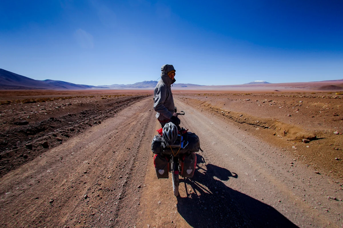 Wyprawa rowerowa przez pustynię Gobi w Mongolii zimą to przedsięwzięcie, które brzmi jak scenariusz filmu przygodowego. Takiego wyzwania podjął się podróżnik Mateusz Waligóra. "Temperatury spadają do minus 40 stopni Celsjusza. Wyprawa potrwa około półtora miesiąca, a chcę przejechać niemal 1400 kilometrów" - mówi w internetowym Radiu RMF24. W dodatku dostęp do wody to tylko niektóre z przeszkód, z którymi trzeba się zmierzyć.