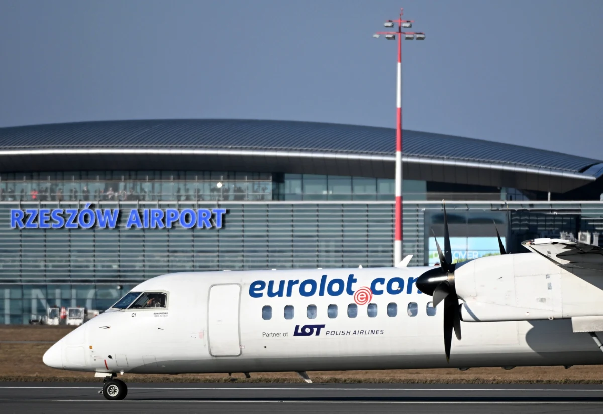 Z Portu Lotniczego Rzeszów-Jasionka skorzystała w ubiegłym roku rekordowa liczba podróżnych, przekraczająca 1,1 mln - poinformował w piątek prezes zarządu lotniska Adam Hamryszczak. "W tym roku chcemy pobić ten wynik" - dodał.