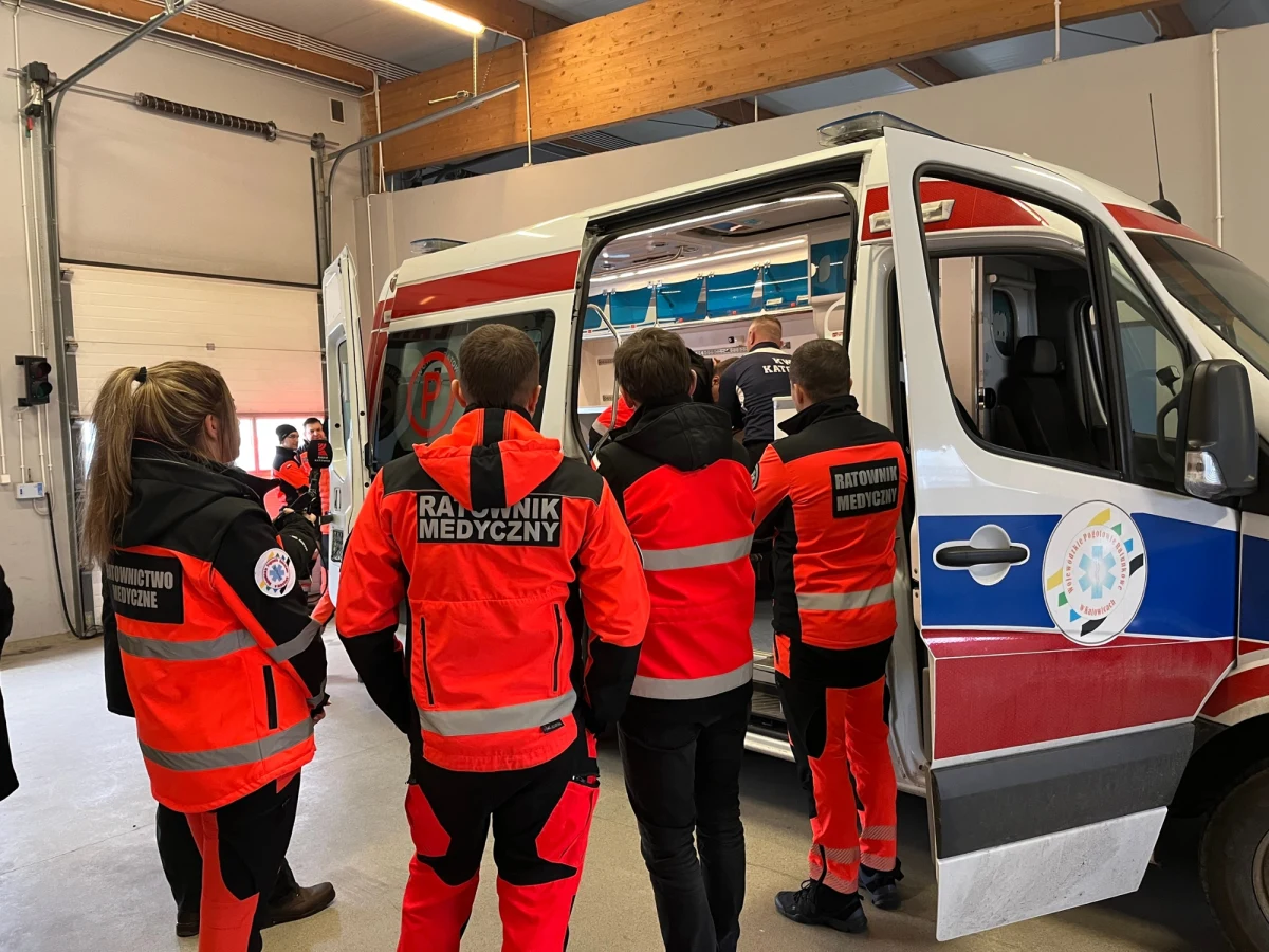 Ratownicy medyczni uczą się, jak radzić sobie z agresywnymi pacjentami. Szkolenia "Samoobrona w ambulansie" organizują dla pracowników Wojewódzkiego Pogotowia Ratunkowego w Katowicach policjanci z Wydziału Doboru i Szkolenia KWP w Katowicach. Warsztaty są bardzo praktyczne – ich część przeprowadzana jest w jeżdżącej karetce. Dziś szkolenie odbyło się na terenie komisariatu autostradowego w Gliwicach. 