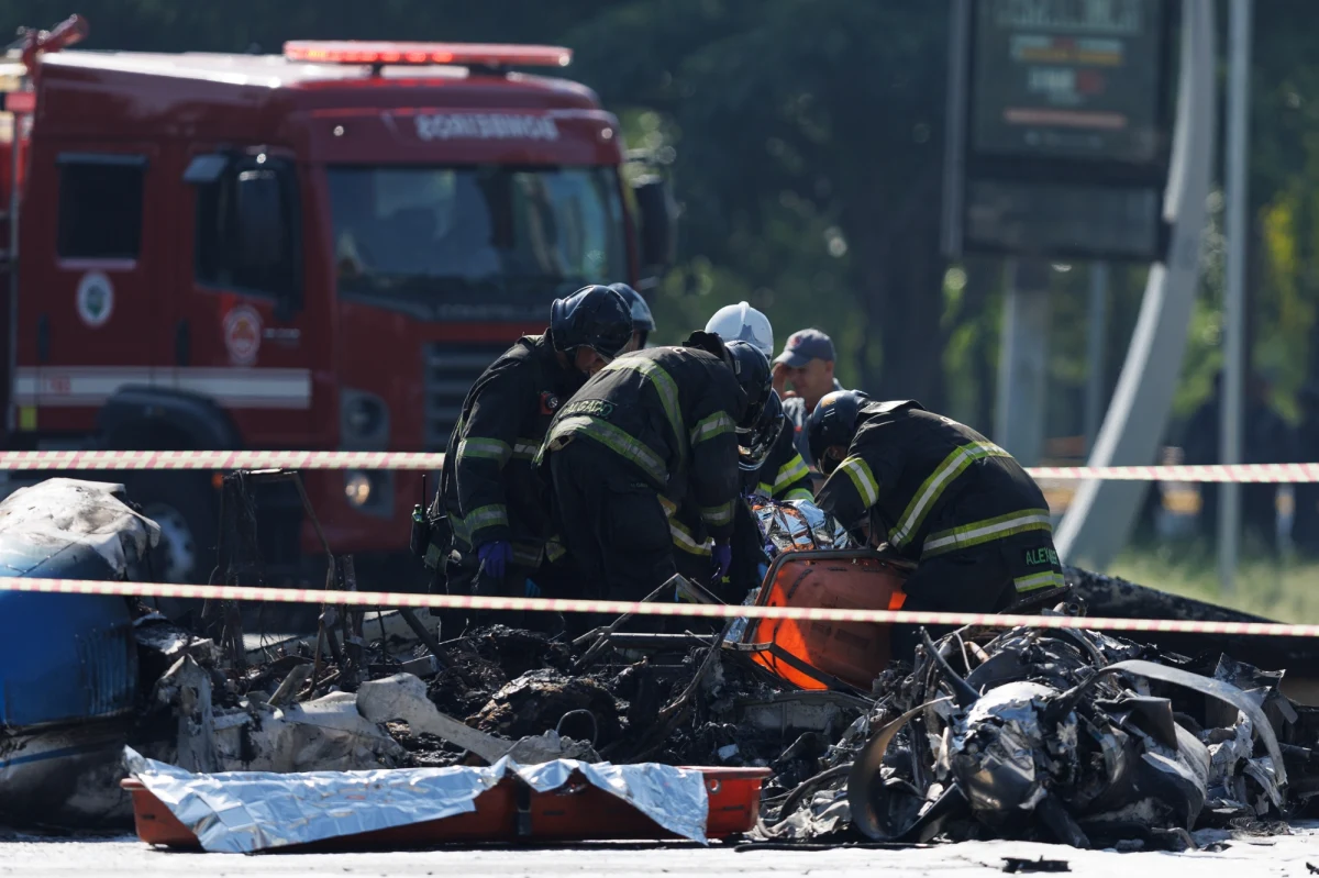 Brazylijskie media donoszą, że mały samolot spadł na autobus w Sao Paulo. W katastrofie zginęły co najmniej dwie osoby, a siedem zostało rannych.