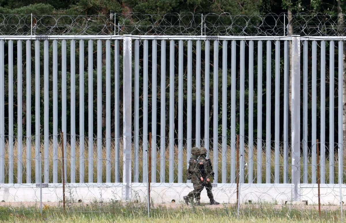 "Każdy, kto gości w Polsce, korzysta z naszej gościny i w sposób brutalny narusza prawo, będzie deportowany z Polski" - oświadczył szef rządu Donald Tusk podczas piątkowej konferencji prasowej w Europejskim Centrum Solidarności. Premier poinformował, że zwrócił się już do MSWiA, aby resort przedstawił szybki plan natychmiastowej reakcji na przestępczość zorganizowaną w wykonaniu obcokrajowców.