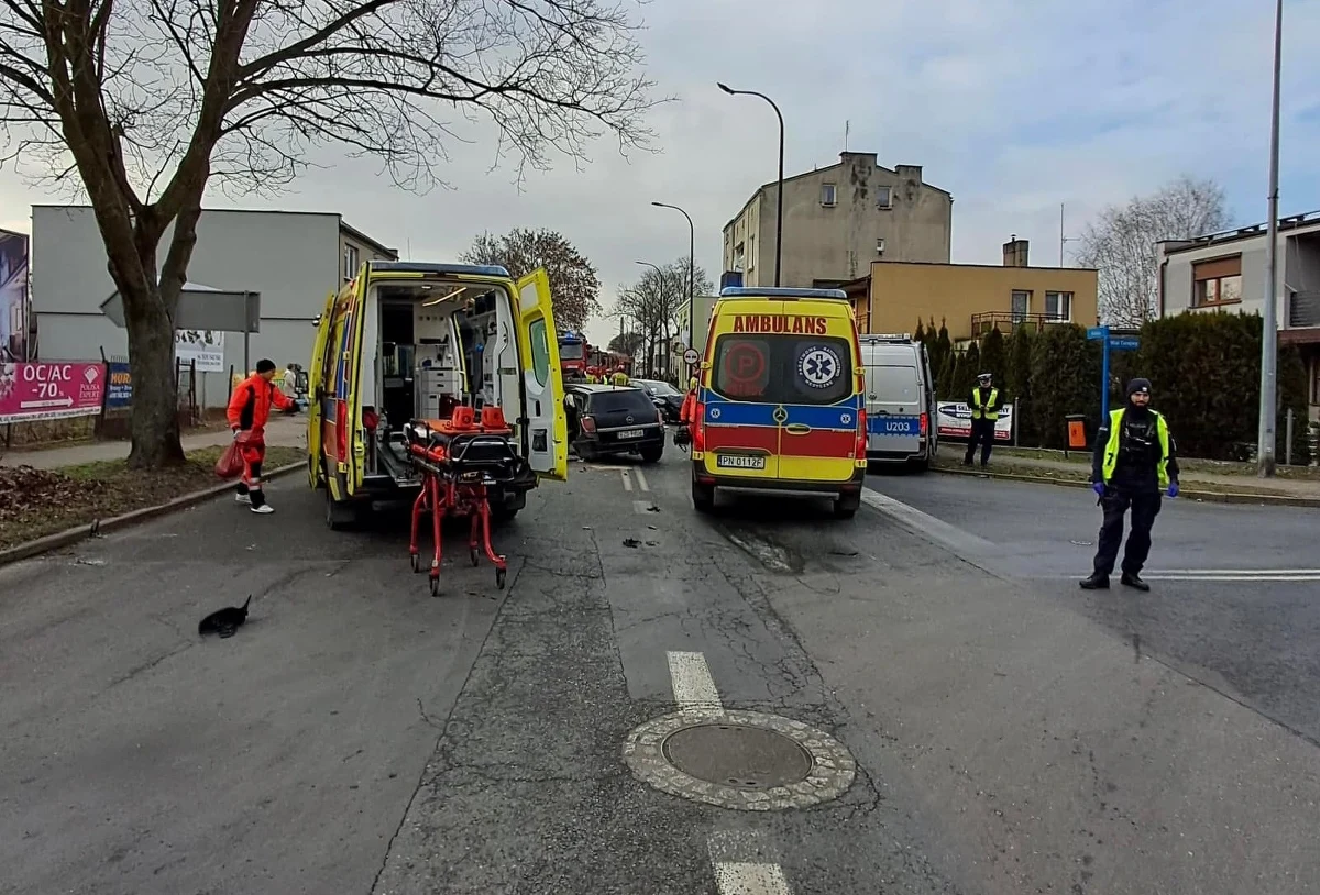 Cztery osoby zostały ranne w zderzeniu trzech samochodów osobowych i autobusu miejskiego w Koninie w Wielkopolsce. 