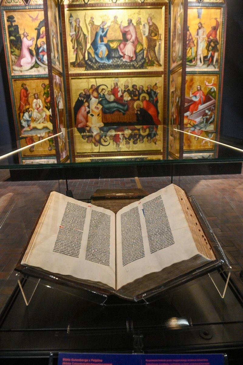 W Galerii Sztuki Średniowiecznej Muzeum Narodowego w Warszawie do 23 marca prezentowana będzie biblia wydrukowana ponad 570 lat temu przez Johannesa Gutenberga. To jeden z niewielu zachowanych oryginałów i zarazem jedyny w Polsce. Zwiedzający zobaczą także dzieła ze zbiorów muzeum, ukazujące historię piśmiennictwa i czytelnictwa u kresu średniowiecza.

