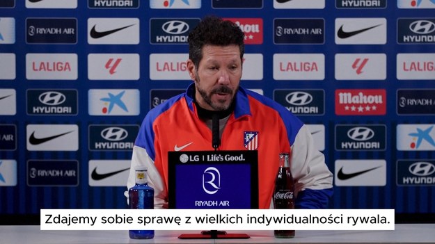 Atlético Madryt w sobotę uda się na krótką podróż przez stolicę Hiszpanii, by zmierzyć się z odwiecznym rywalem – Realem Madryt – w starciu na szczycie tabeli.

Obie drużyny dzieli zaledwie jeden punkt, a podopieczni Carlo Ancelottiego mają minimalną przewagę nad zespołem Diego Simeone.

We wrześniowym meczu Atlético doprowadziło do wyrównania w 95. minucie za sprawą rezerwowego Ángela Correi, zapewniając remis 1:1 na Metropolitano.

Będzie to już dwunasty ligowy mecz Simeone na ławce Atlético na Santiago Bernabéu. Ostatnie zwycięstwo jego drużyny na tym stadionie miało miejsce w sezonie 2015/16.

