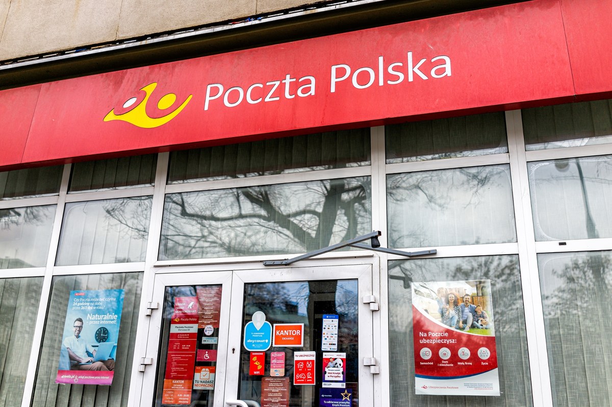 "To nie jest dobrowolny program odejść. To przymuszenie i szantaż, a ludzie czują się zastraszeni" - tak pracownicy Poczty Polskiej komentują Program Dobrowolnych Odejść, który w państwowej spółce trwa od 2024 roku. 