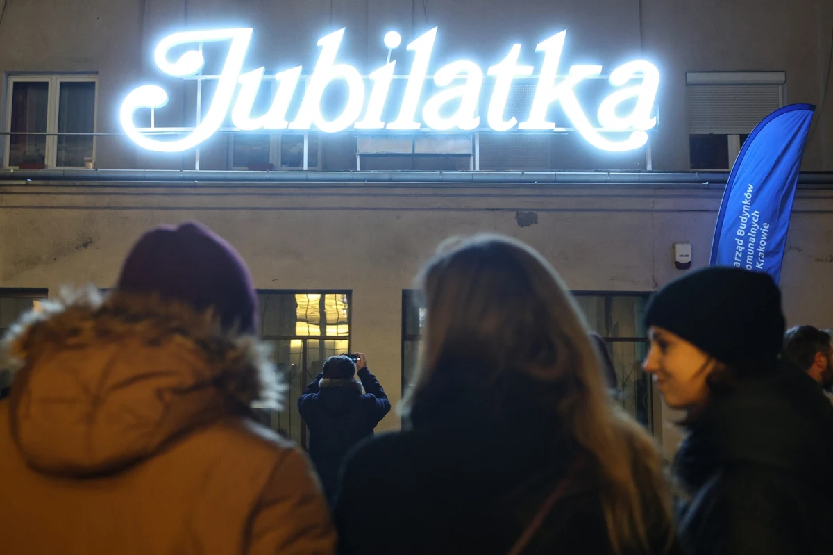 W krakowskiej Nowej Hucie powraca moda na neony. Wśród tych, które oświetlają teren dzielnicy, pojawiła się legendarna "Jubilatka". Premierowe rozświetlenie zmodernizowanego neonu na budynku przy os. Teatralnym 11 obserwowali mieszkańcy Nowej Huty.