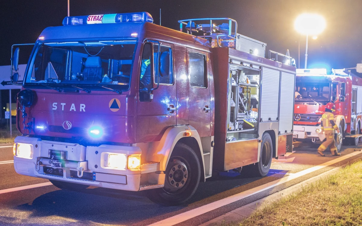 W Krośnie Odrzańskim (Lubuskie) przy ulicy Gubińskiej w piątkowy wieczór wybuchł pożar zbiornika, w którym przechowywany jest gumowy granulat. Przed północą strażacy poinformowali, że ogień jest dogaszany.