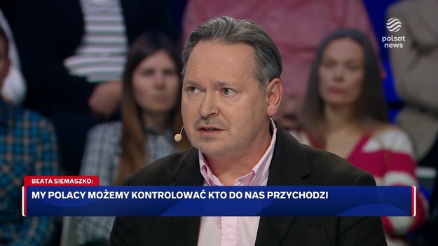 Prof. Tomasz Grosse skupił się na tym, kim są ludzie, którzy stoją za wojną hybrydową i sytuacją na granicy polsko-białoruskiej. - Stoją za tym Putin i Łukaszenka. Łukaszenka wszedł w kooperację z mafiami trudniącymi się przemytem ludzi i za grube pieniądze przesuwa ich tutaj do Europy. Ludzie płacą kilka tysięcy euro, żeby przez Białorus przyjechać do Polski i dalej na Zachód - stwierdził. Odpowiedziała mu dr Hanna Machińska, była zastępczyni rzecznika praw obywatelskich. - Nie wiem, jak często bywa pan na granicy. W swoim czasie spotykałam się z tymi ludźmi - podkreśliła. - Mieliśmy do czynienia z kobietami w ciąży, dziećmi, młodymi ludźmi, którzy uciekali z Afganistanu.