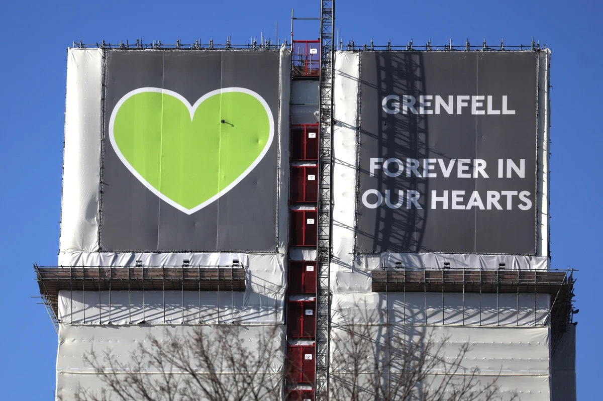 Brytyjski rząd podjął decyzję o rozebraniu londyńskiego wieżowca Grenfell Tower. W 2017 r. w pożarze tego budynku zginęły 72 osoby.