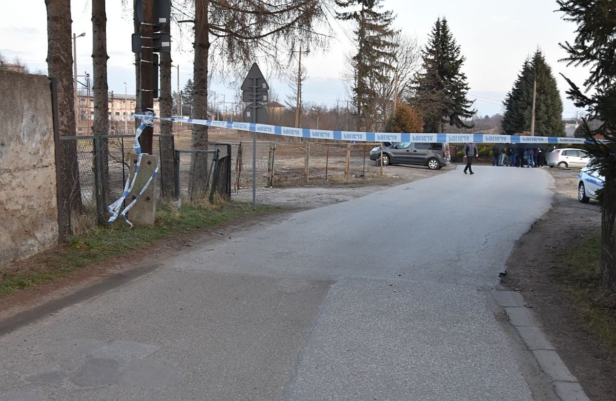 Policja z Jarosławia na Podkarpaciu szuka sprawców brutalnego ataku na trzech nastolatków. Młodzi ludzie zostali przewiezieni do szpitala. Dwóch z nich jest w ciężkim stanie - informuje reporter RMF FM Dominik Smaga.

