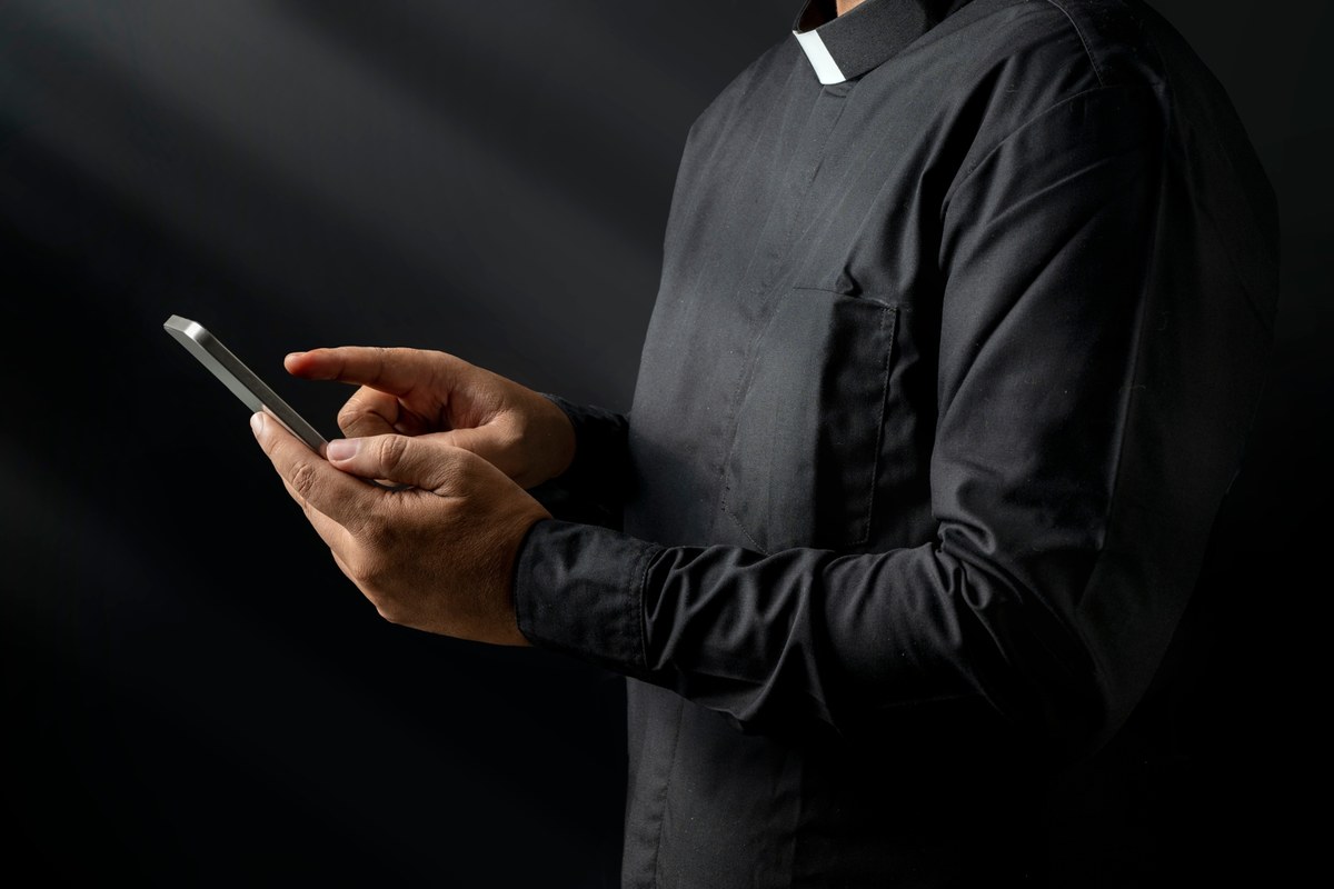 Specjalny numer telefonu dla osób, które potrzebują egzorcyzmów, uruchomiono w diecezji Como na północy Włoch. Jak wyjaśnia diecezja, to wyjście naprzeciw rosnącemu zapotrzebowaniu na taki obrzęd.